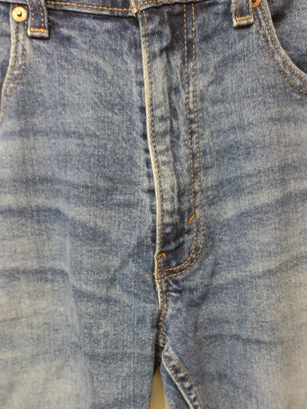 Levi's Men's Med Blue Relaxed Fit Stretch Distressed Straight Jeans 34x32